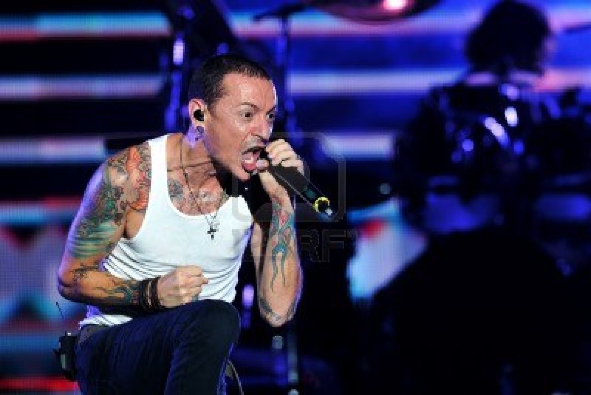 10781105-bangkok-thailand-september-23-chester-bennington-of-linkin-park-perform-on-linkin-park-live-in-bangk